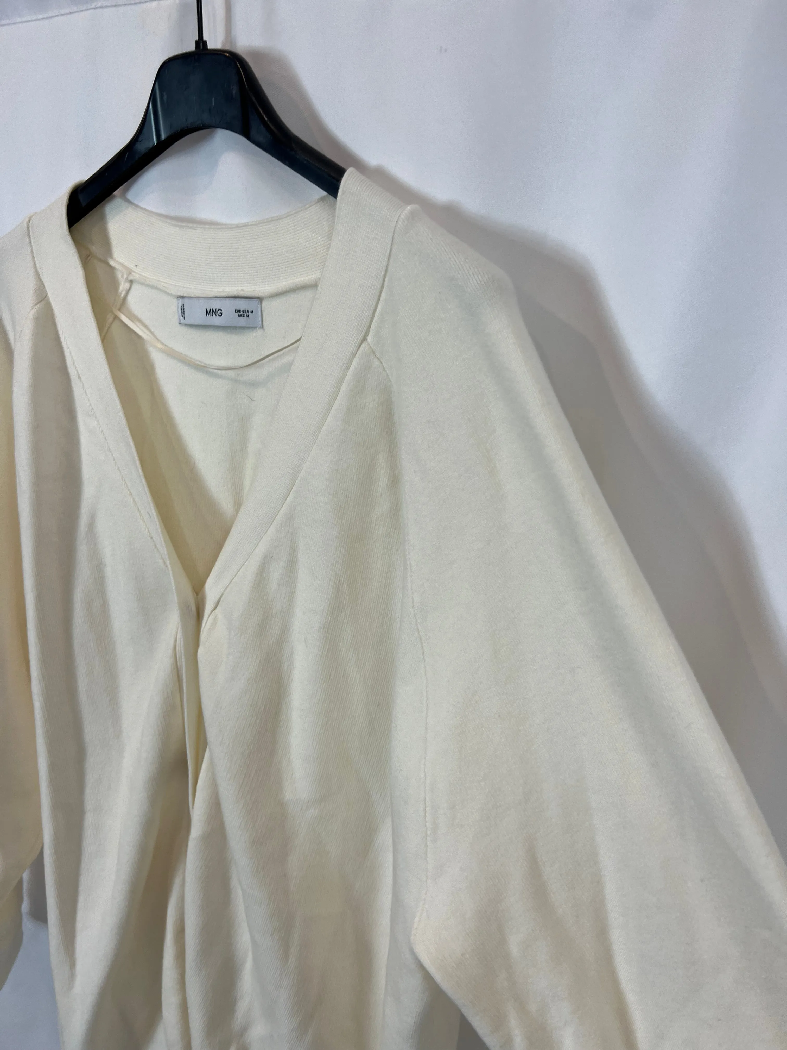 MANGO. Crdigan color crudo detalle botones. T M