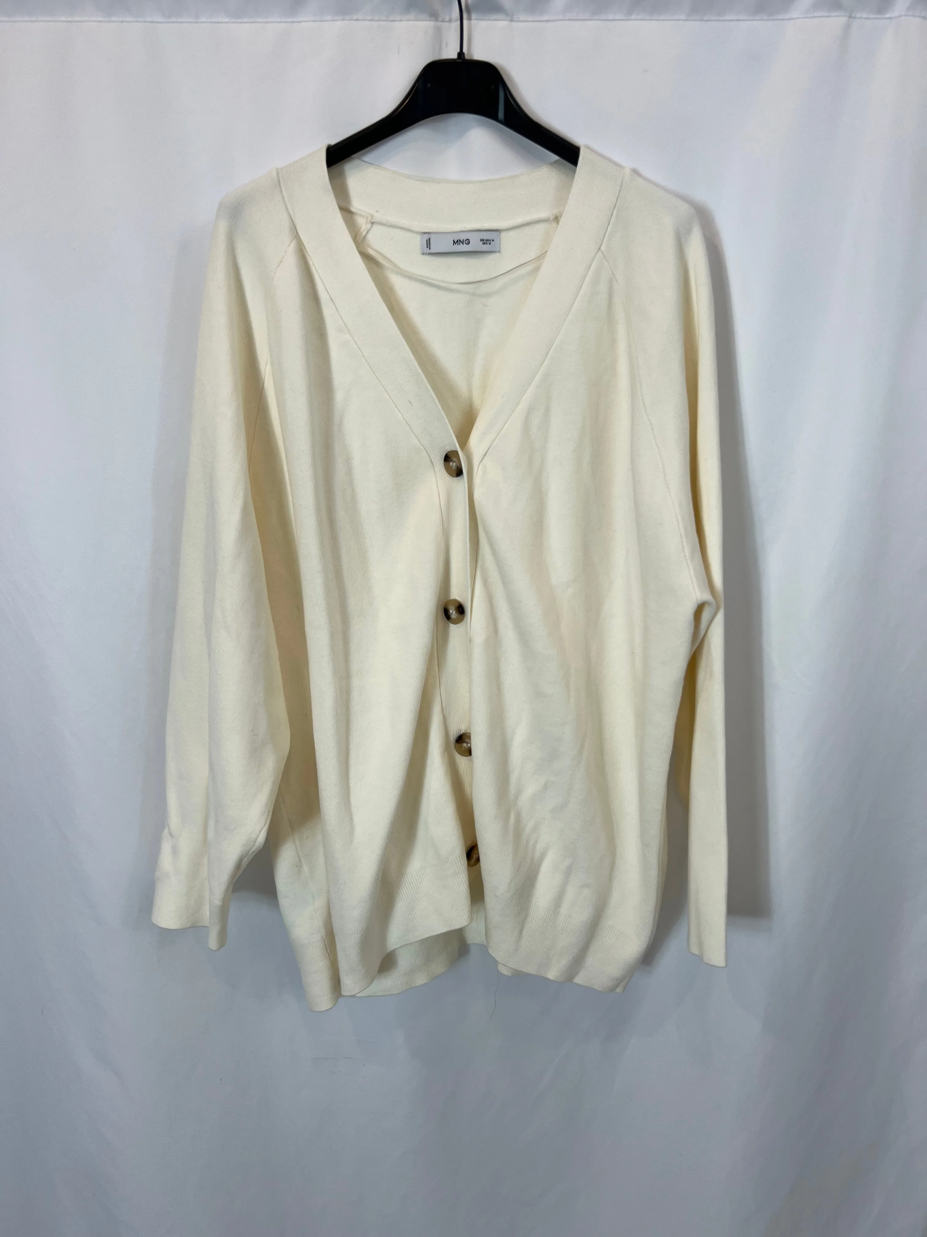 MANGO. Crdigan color crudo detalle botones. T M