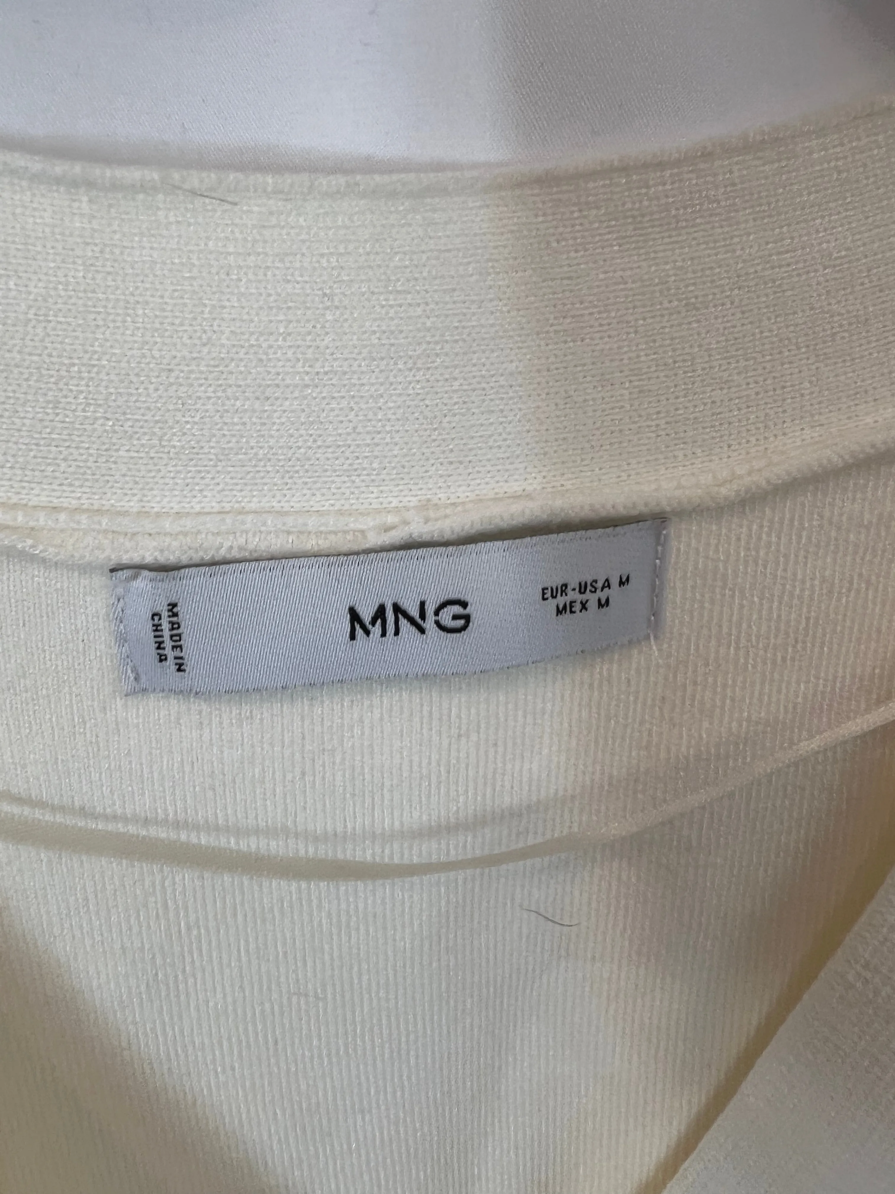 MANGO. Crdigan color crudo detalle botones. T M