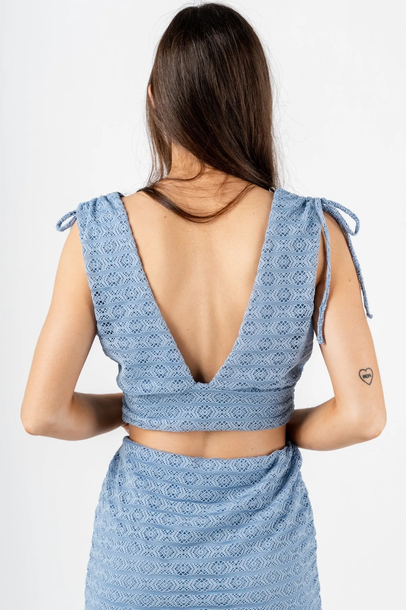 Sleeveless lace crop top light blue